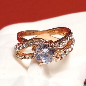 🌻🥰NEW Luxury Zircon Ring Size 6🥰🌻